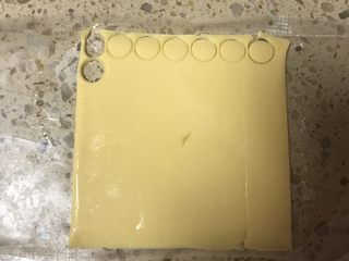 13、小熊寿司,期间可以取出奶酪片用裱花嘴或者圆形的东西扣出一个个圆形做小熊的脸。