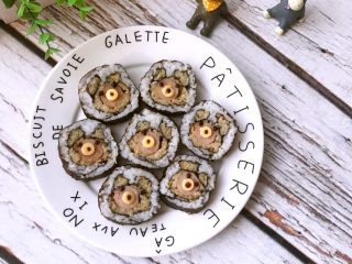 15、小熊寿司,上面放上圆形奶酪片，如图用巧克力酱或紫菜碎做出眼睛和嘴巴。