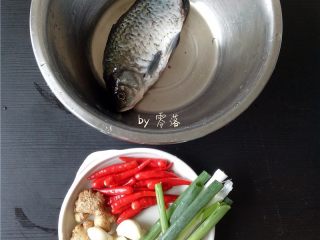 1、豆瓣鱼,鲫鱼请店家宰杀后,用适量盐、料酒抹匀,腌制片刻;老姜、大蒜、小米辣、大葱洗净;