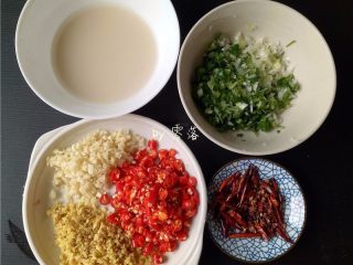 3、豆瓣鱼,姜、蒜、小米辣、大葱分别切碎;干辣椒切碎;适量干淀粉同清水拌匀,调成水淀粉;
