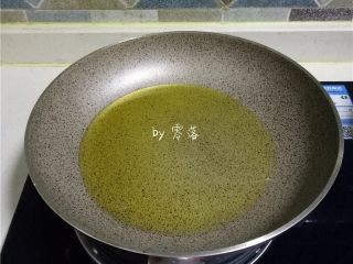 5、豆瓣鱼,不粘锅里倒入适量玉米油烧热,油量比平常炒菜时多一些;
