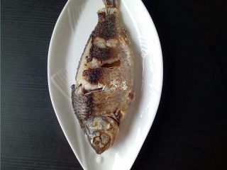 8、豆瓣鱼,将煎熟的鲫鱼放入盘子里;