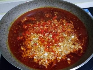 11、豆瓣鱼,放入姜末、蒜末、小米辣,倒入温开水;