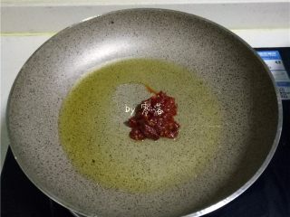 9、豆瓣鱼,不粘锅里留底油烧热,放入郫县红油豆瓣酱炒香;