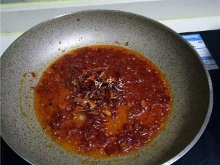 10、豆瓣鱼,放入干辣椒、花椒炒香;