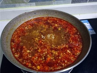 12、豆瓣鱼,调入适量酱油、细砂糖;将汤汁用大火烧开,再转中火煮几分钟,调入适量醋;