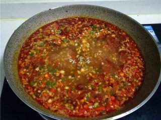 13、豆瓣鱼,放入葱末略煮;