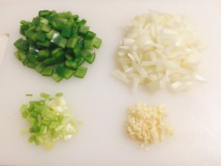 2、肥牛炒饭,圆青椒切小块,洋葱切小块,葱切葱花,蒜切末