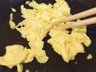 4、肥牛炒饭,热锅,中小火,倒适量油,倒入蛋液,用筷子翻炒