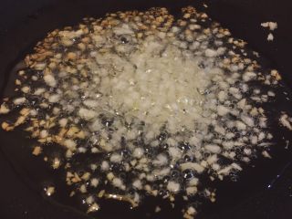 8、肥牛炒饭,热锅,中小火,倒适量油,炒香蒜末