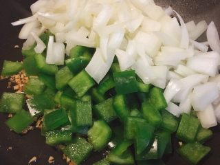 9、肥牛炒饭,放入圆青椒和洋葱翻炒至接近断生