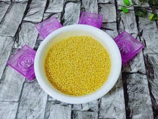 2、绿豆糕,把绿豆清洗两遍,泡一夜,(天热记得要放冰箱冷藏哦)