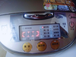 4、绿豆糕,启动电饭煲精华煮饭键,鸣笛后,不要急着打开盖子,闷15分钟。(不要加太多的水,那样容易溢出。)