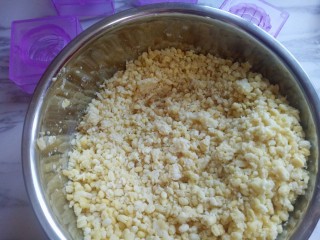 5、绿豆糕,取出内胆,注意烫手,这时绿豆非常干爽。