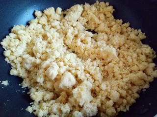 8、绿豆糕,锅中加入一半的油,倒入一半的绿豆泥,炒至绿豆泥完全把油吸收,再加入一半的砂糖,小火不断的翻炒,(分开炒比较容易,太多不好炒,所以这个量我分两次炒的。)另一半我加了大麦苗粉炒的(^_^)