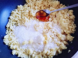 9、绿豆糕,油和绿豆泥完全融合,加入白砂糖,我加了一勺麦芽糖(可以不加)小火翻炒均匀。
