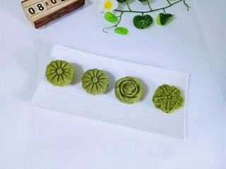 14、绿豆糕,大麦苗粉的。