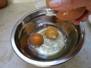 1、黑芝麻蛋卷，十分钟搞定早餐,取一个干净无水的小盆打入鸡蛋。