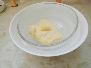 2、黑芝麻蛋卷，十分钟搞定早餐,黄油隔水化开