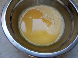 3、黑芝麻蛋卷，十分钟搞定早餐,打好的蛋液