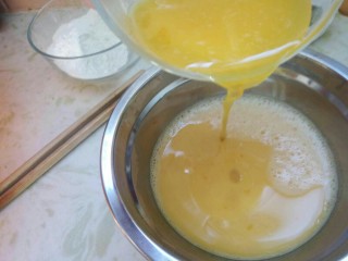 4、黑芝麻蛋卷，十分钟搞定早餐,将隔水化好的黄油倒入10克在鸡蛋液中，另外10克备用。