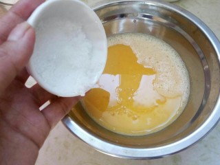 5、黑芝麻蛋卷，十分钟搞定早餐,将5克糖再倒入蛋液中。