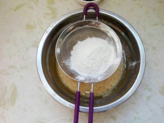 6、黑芝麻蛋卷，十分钟搞定早餐,量好的面粉需要过筛，过筛后的面粉不易结块，而且口感也会更细腻