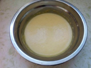 7、黑芝麻蛋卷，十分钟搞定早餐,将过筛后的面粉和蛋液，用顺时针搅拌手法，搅拌均匀，无结块。