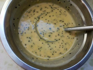 9、黑芝麻蛋卷，十分钟搞定早餐,搅拌均匀，放入一个盛蛋糊的勺子