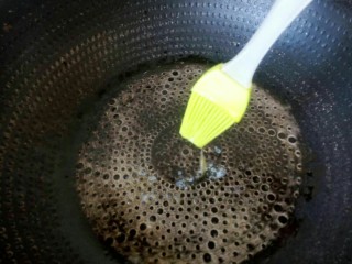 10、黑芝麻蛋卷，十分钟搞定早餐,用刷子在平底锅上刷另外10克备用的黄油