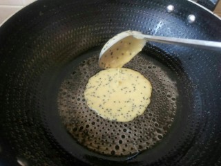 11、黑芝麻蛋卷，十分钟搞定早餐,将蛋糊倒入刷好黄油的平底锅上，小火烧。