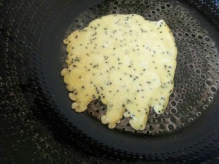 12、黑芝麻蛋卷，十分钟搞定早餐,待蛋糊凝固，即可翻另一面