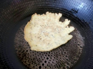 13、黑芝麻蛋卷，十分钟搞定早餐,蛋饼成型，底部成金黄色