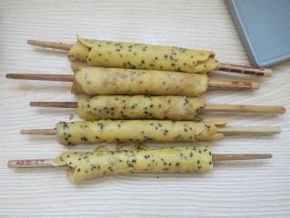 15、黑芝麻蛋卷，十分钟搞定早餐,这是完全卷好的黑芝麻蛋卷。