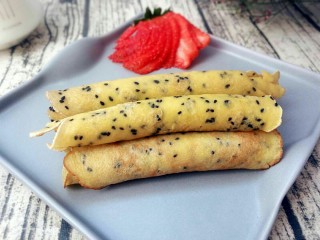 16、黑芝麻蛋卷，十分钟搞定早餐,装盘的时候将筷子取出即可。
