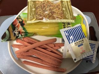 2、简单寿司,准备好里面的材料：萝卜，火腿肠，肉松，牛蒡丝，撒拉酱……