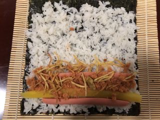 5、简单寿司,在一段摆上要放的东西，尽量摆一起。