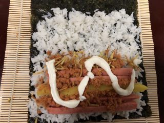 6、简单寿司,挤上适量沙拉酱。番茄酱也可以。