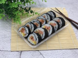 8、简单寿司,用寿司刀切成一段一段的，装盘就可以了！切的时候，每切一刀刀都要沾水，这样切的才会整齐好看。