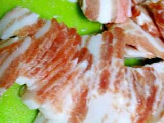 1、自制～牛肉火锅,牛肉切片。