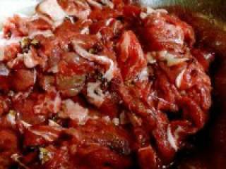 2、自制～牛肉火锅,用橄榄油和花椒粒腌一下（不需要加盐，只用油把牛肉肉质变嫩）