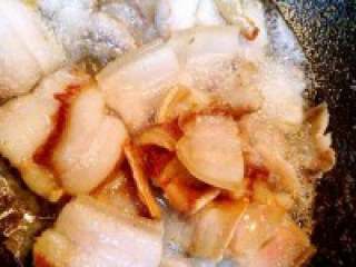 3、自制～牛肉火锅,.猪五花切厚片。锅中底油烧热，放猪肉片，炒变色后转中小，熇猪油。到肉片金黄就可以啦，火别太大，不要把肥肉全熇干。