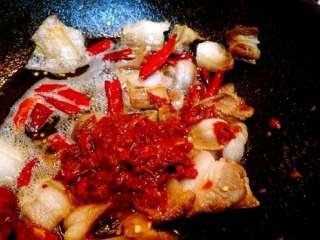 4、自制～牛肉火锅,.锅中加干辣椒，小火炸香 加郫县豆瓣酱，小火把酱炒透