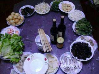 5、自制～牛肉火锅,蘑菇哇，土豆哇，鸭血，午餐肉，想吃什么放什么煮