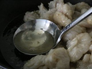 12、熬猪油,用炒勺开始将熬出来的油舀出来。