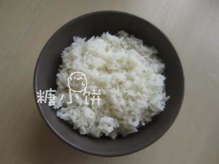 2、章鱼片握寿司,米饭 的比例一般是1碗醋5碗饭。寿司醋可以在煮熟米饭后再加，也有人喜欢在煮饭或者蒸饭的时候就把寿司醋放进去.