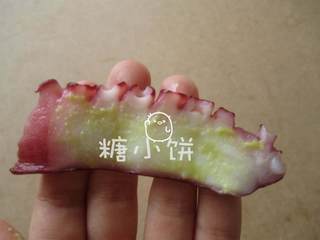 5、章鱼片握寿司,章鱼切片的一面抹上芥末膏 .