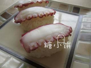 6、章鱼片握寿司,抹芥末膏的一面朝下，将章鱼切片覆盖在饭团上。芥末膏既杀菌调味，也起到了粘合饭团和顶料的作用.