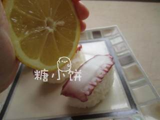 7、章鱼片握寿司,表面滴上柠檬汁 即可.