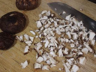 2、香辣蘑菇酱,把它切碎